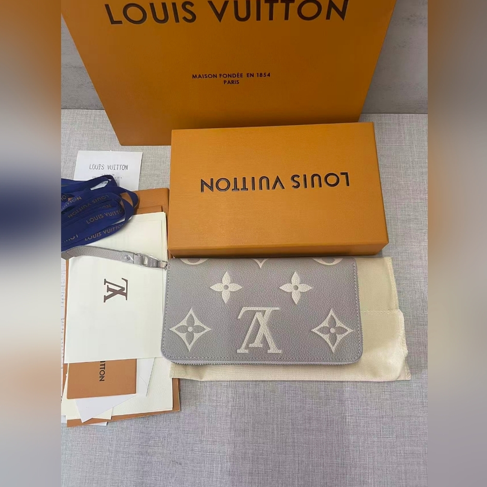 Louis Vuitton Monogram Zippy Wallet - Picture 6 of 11